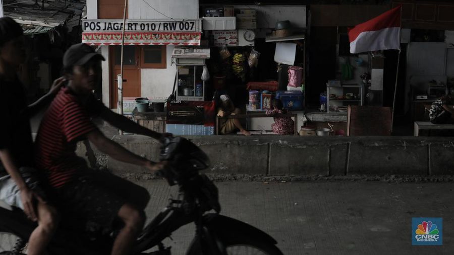Warga beraktifitas di kawasan permukiman padat penduduk di Jakarta Barat, Rabu (12/7/2023). (CNBC Indonesia/Tri Susilo)