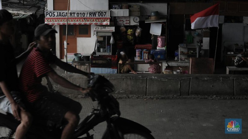 Warga beraktifitas di kawasan permukiman padat penduduk di Jakarta Barat, Rabu (12/7/2023). (CNBC Indonesia/Tri Susilo)