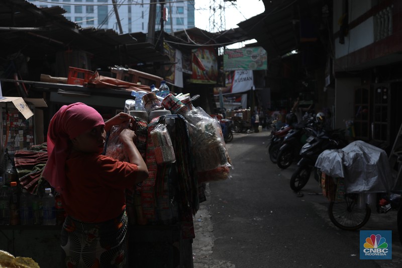 Warga beraktifitas di kawasan permukiman padat penduduk di Jakarta Barat, Rabu (12/7/2023). (CNBC Indonesia/Tri Susilo) Warga beraktifitas di kawasan permukiman padat penduduk di Jakarta Barat, Rabu (12/7/2023). (CNBC Indonesia/Tri Susilo)