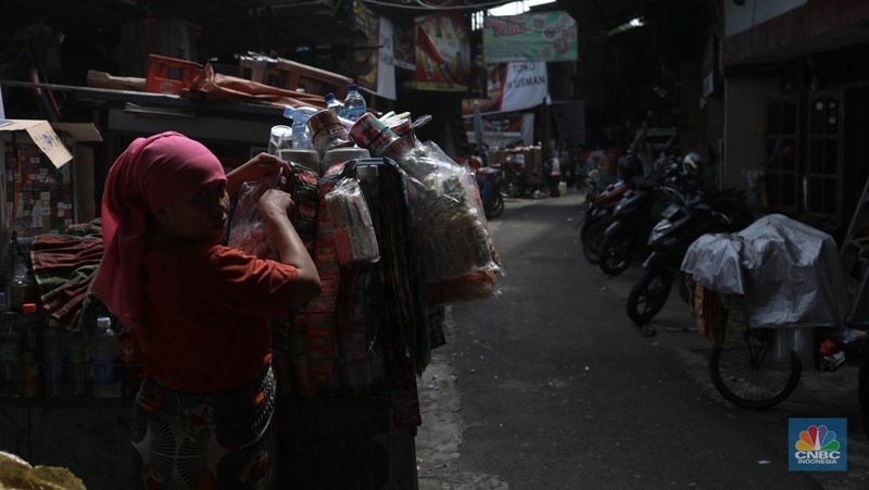 Warga beraktifitas di kawasan permukiman padat penduduk di Jakarta Barat, Rabu (12/7/2023). (CNBC Indonesia/Tri Susilo)