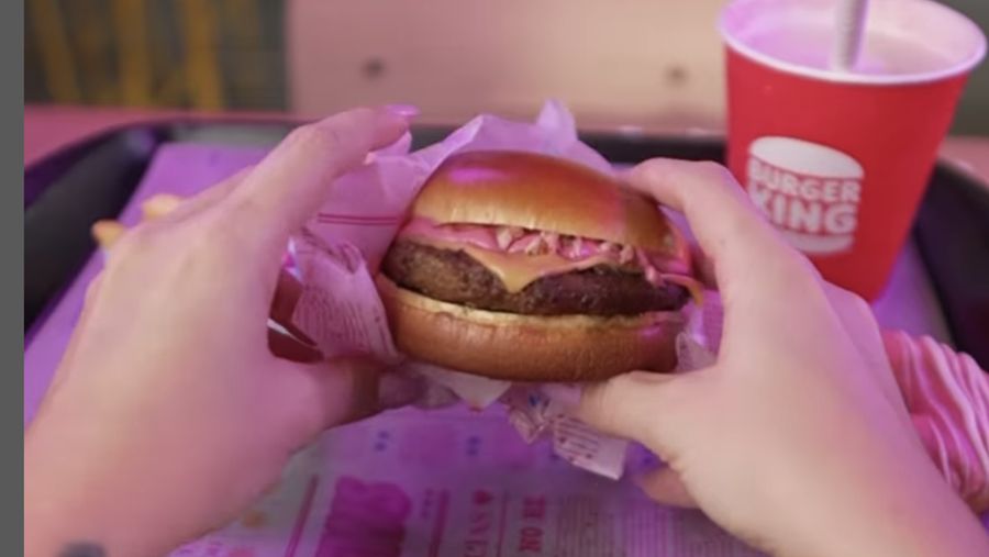 Burger King berkerja sama dengan Barbie Combo membuat produk burger keju dengan potongan daging asap di atasnya dan diberi saus merah muda