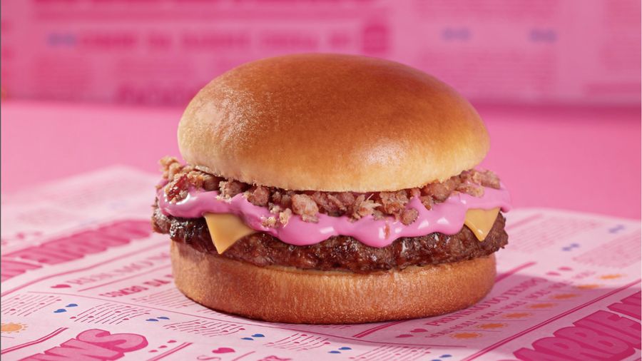 Burger King berkerja sama dengan Barbie Combo membuat produk burger keju dengan potongan daging asap di atasnya dan diberi saus merah muda 