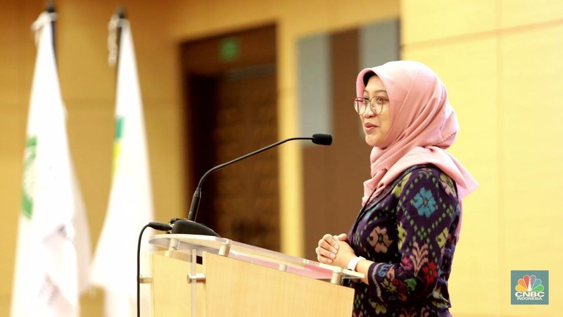 Direktur Utama RS PON Adin Nulkhasanah (ketiga kanan) saat seremonial potong tumpeng di perayaan ulang tahun RS Pusat Otak Nasional Prof. Dr. dr. Mahar Mardjono atau RS PON yang ke-9, Cawang, Jakarta, Jumat (14/7/2023). (CNBC Indonesia/Muhammad Sabki)