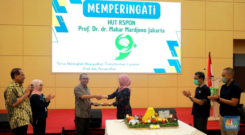 Direktur Utama RS PON Adin Nulkhasanah (ketiga kanan) saat seremonial potong tumpeng di perayaan ulang tahun RS Pusat Otak Nasional Prof. Dr. dr. Mahar Mardjono atau RS PON yang ke-9, Cawang, Jakarta, Jumat (14/7/2023). (CNBC Indonesia/Muhammad Sabki) Direktur Utama RS PON Adin Nulkhasanah (ketiga kanan) saat seremonial potong tumpeng di perayaan ulang tahun RS Pusat Otak Nasional Prof. Dr. dr. Mahar Mardjono atau RS PON yang ke-9, Cawang, Jakarta, Jumat (14/7/2023). (CNBC Indonesia/Muhammad Sabki)
