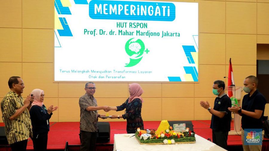 Direktur Utama RS PON Adin Nulkhasanah (ketiga kanan) saat seremonial potong tumpeng di perayaan ulang tahun RS Pusat Otak Nasional Prof. Dr. dr. Mahar Mardjono atau RS PON yang ke-9, Cawang, Jakarta, Jumat (14/7/2023). (CNBC Indonesia/Muhammad Sabki)