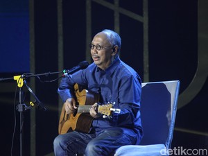 Ebiet G. Ade Sukses Bikin Penonton The 90S Festival Nyanyi Bareng