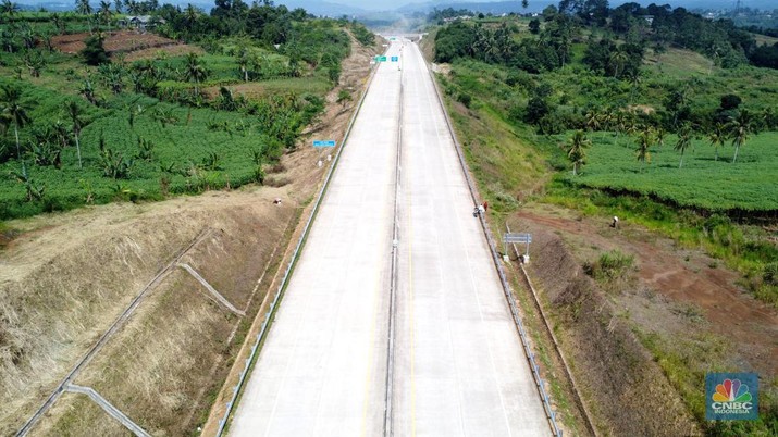 Foto udara jalan Tol Bogor-Ciawi-Sukabumi (Bocimi), Jawa Barat, Kamis, (13/7/2023). (CNBC Indonesia/Muhammad Sabki)