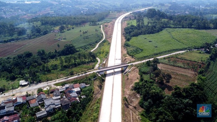 Foto udara jalan Tol Bogor-Ciawi-Sukabumi (Bocimi), Jawa Barat, Kamis, (13/7/2023). (CNBC Indonesia/Muhammad Sabki)