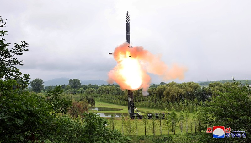 Korea Utara uji coba rudalmbalistik terbaru Hwasong-18. (KCNA via REUTERS)