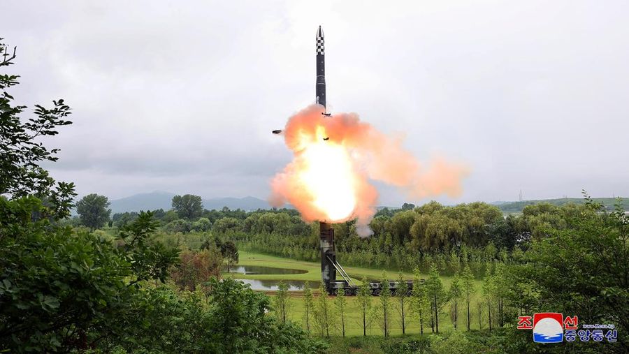Korea Utara uji coba rudalmbalistik terbaru Hwasong-18. (KCNA via REUTERS)