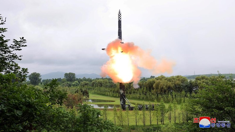 Korea Utara uji coba rudalmbalistik terbaru Hwasong-18. (KCNA via REUTERS)