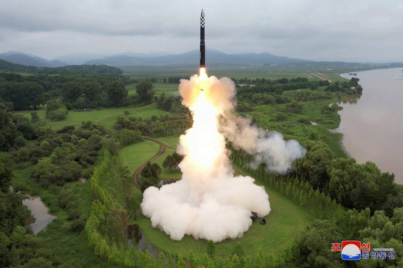 Korea Utara uji coba rudalmbalistik terbaru Hwasong-18. (KCNA via REUTERS)