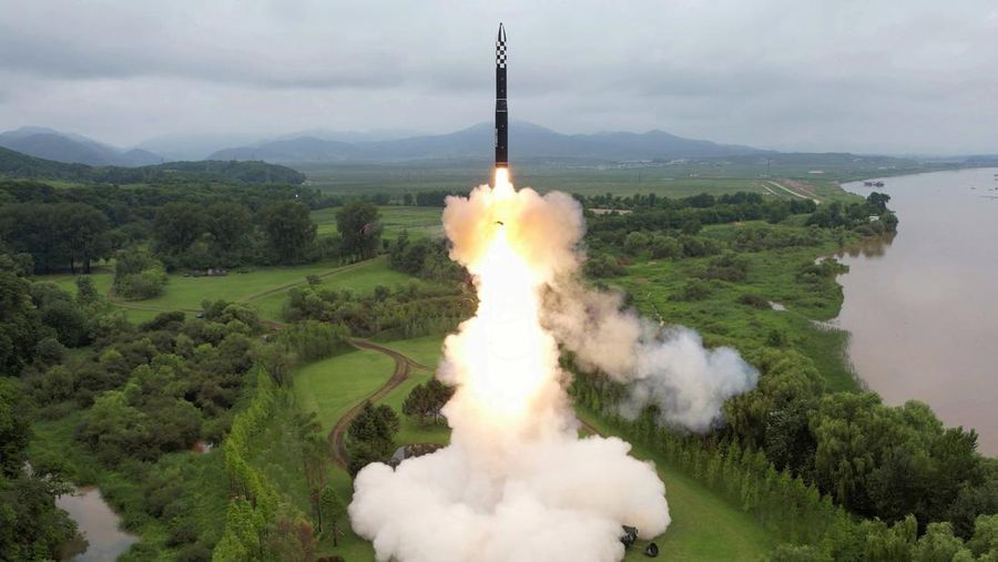 Korea Utara uji coba rudalmbalistik terbaru Hwasong-18. (KCNA via REUTERS)
