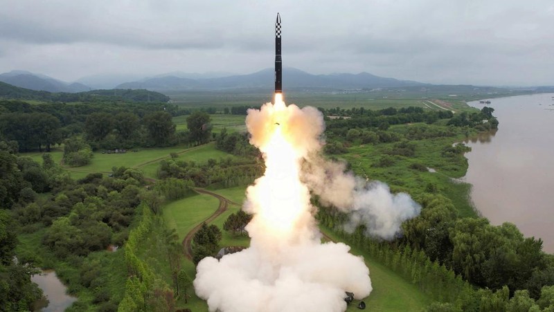 Korea Utara uji coba rudalmbalistik terbaru Hwasong-18. (KCNA via REUTERS)