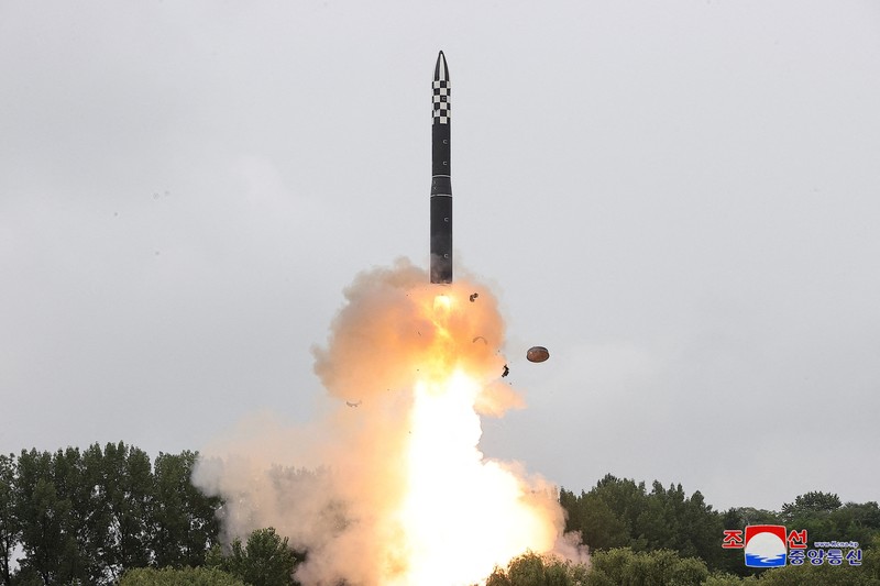 Korea Utarauji coba rudalmbalistik terbaru Hwasong-18. (KCNA via REUTERS) Korea Utara uji coba rudalmbalistik terbaru Hwasong-18. (KCNA via REUTERS)