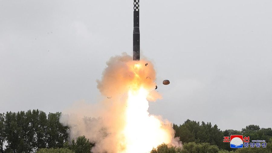 Korea Utara uji coba rudalmbalistik terbaru Hwasong-18. (KCNA via REUTERS)