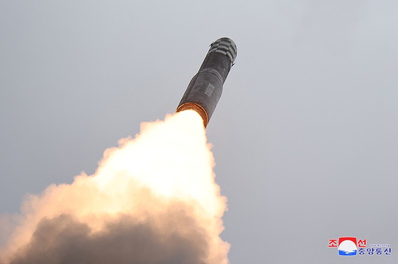 Korea Utarauji coba rudalmbalistik terbaru Hwasong-18. (KCNA via REUTERS) Korea Utara uji coba rudalmbalistik terbaru Hwasong-18. (KCNA via REUTERS)