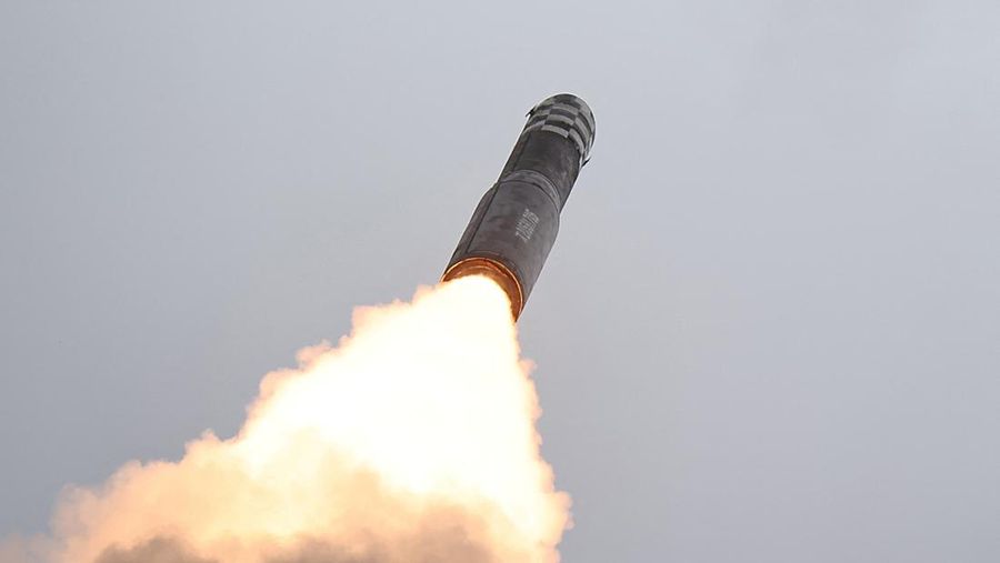Korea Utara uji coba rudalmbalistik terbaru Hwasong-18. (KCNA via REUTERS)