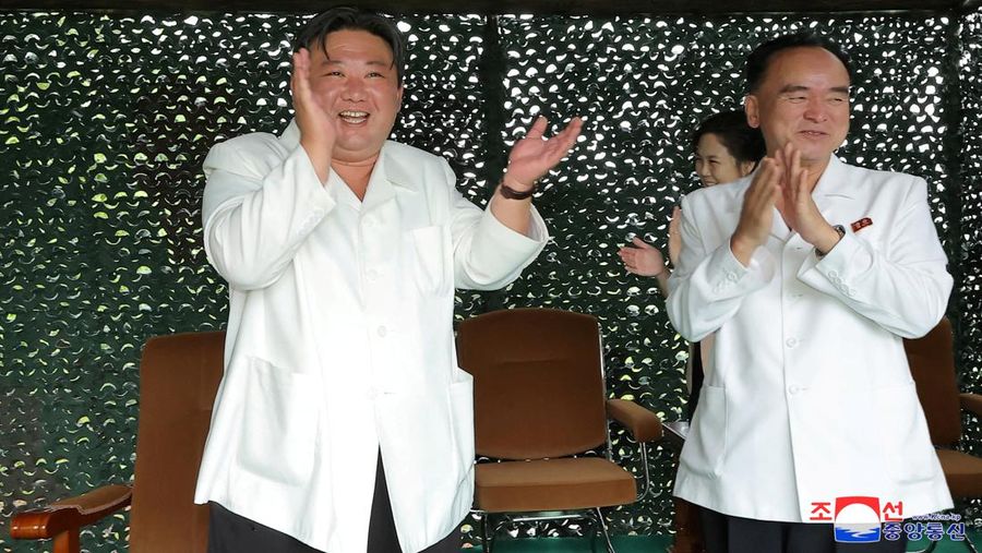 Korea Utara uji coba rudalmbalistik terbaru Hwasong-18. (KCNA via REUTERS)