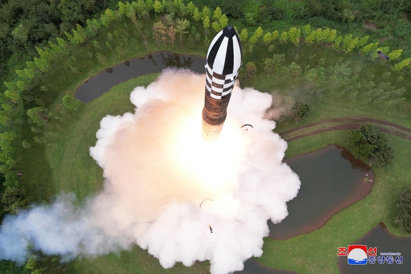 Korea Utara uji coba rudalmbalistik terbaru Hwasong-18. (KCNA via REUTERS)