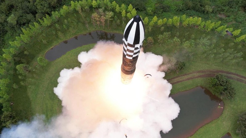 Korea Utara uji coba rudalmbalistik terbaru Hwasong-18. (KCNA via REUTERS)