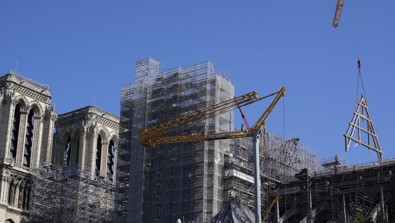 Pembangunan kembali Gereja Katedral Notre-Dame di Paris, Prancis. (AP Photo/Christophe Ena)