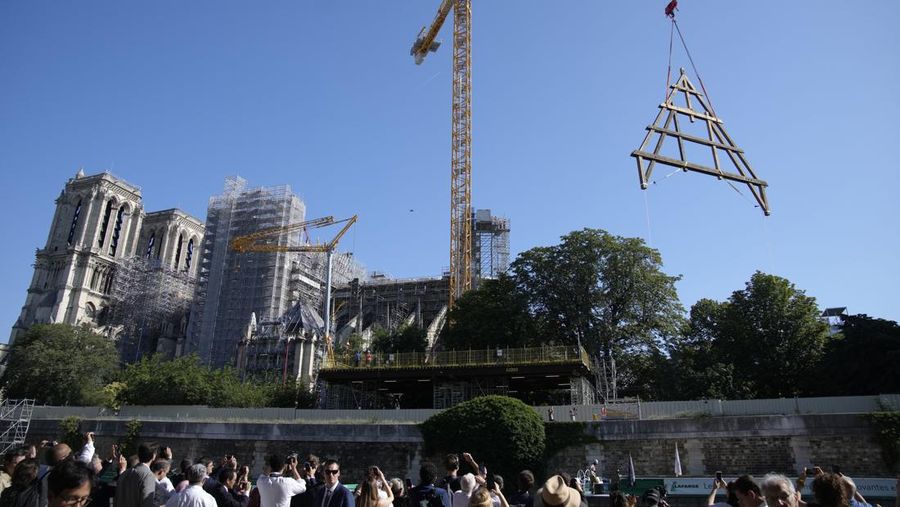 Pembangunan kembali Gereja Katedral Notre-Dame di Paris, Prancis. (AP Photo/Christophe Ena)