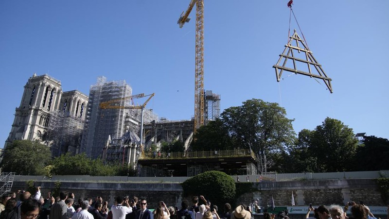 Pembangunan kembali Gereja Katedral Notre-Dame di Paris, Prancis. (AP Photo/Christophe Ena)