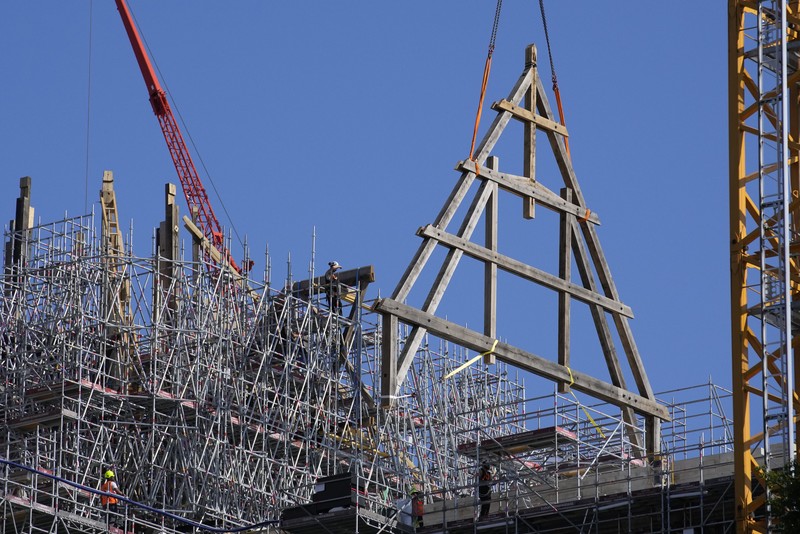 Pembangunan kembali Gereja Katedral Notre-Dame di Paris, Prancis. (AP Photo/Christophe Ena)