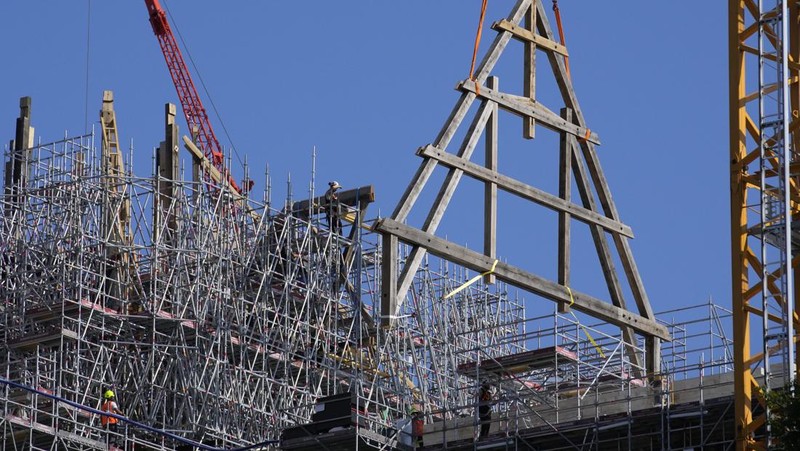 Pembangunan kembali Gereja Katedral Notre-Dame di Paris, Prancis. (AP Photo/Christophe Ena)