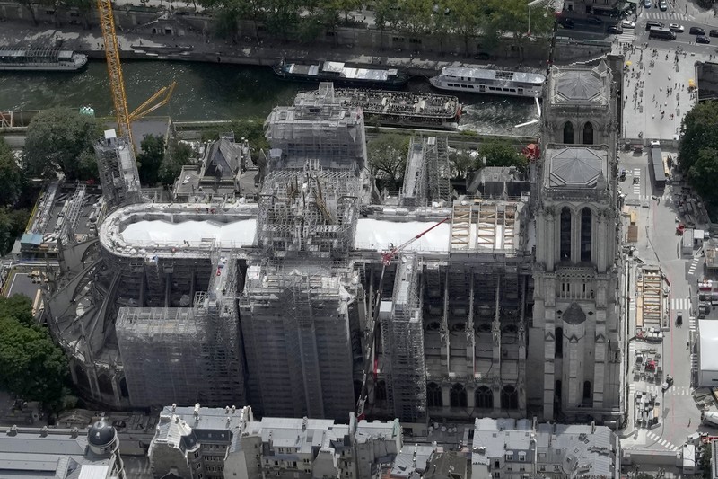 Pembangunan kembali Gereja Katedral Notre-Dame di Paris, Prancis. (AP Photo/Christophe Ena) Pembangunan kembali Gereja Katedral Notre-Dame di Paris, Prancis. (AP Photo/Christophe Ena)