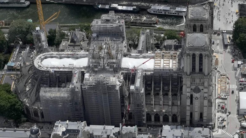 Pembangunan kembali Gereja Katedral Notre-Dame di Paris, Prancis. (AP Photo/Christophe Ena)