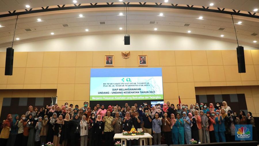 Direktur Utama RS PON Adin Nulkhasanah (ketiga kanan) saat seremonial potong tumpeng di perayaan ulang tahun RS Pusat Otak Nasional Prof. Dr. dr. Mahar Mardjono atau RS PON yang ke-9, Cawang, Jakarta, Jumat (14/7/2023). (CNBC Indonesia/Muhammad Sabki)