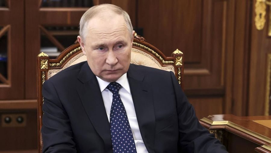 Presiden Rusia Vladimir Putin mendengarkan Gubernur Wilayah Stavropol Vladimir Vladimirov selama pertemuan mereka di Kremlin di Moskow, Rusia, Kamis, 6 Juli 2023. (Alexander Kazakov, Sputnik, Kremlin Pool Photo via AP)