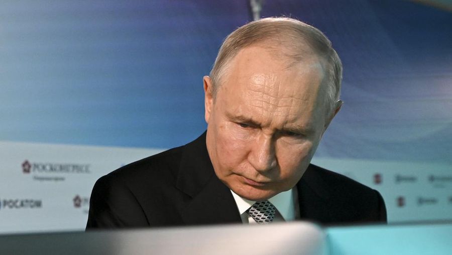 Presiden Rusia Vladimir Putin mengunjungi pameran proyek penelitian dan pengembangan lanjutan di bidang teknologi kuantum, yang diselenggarakan oleh Rosatom State Corporation dan Russian Railways di Moskow, Rusia, Kamis, 13 Juli 2023. (Alexander Kazakov, Sputnik, Kremlin Pool Photo via AP)