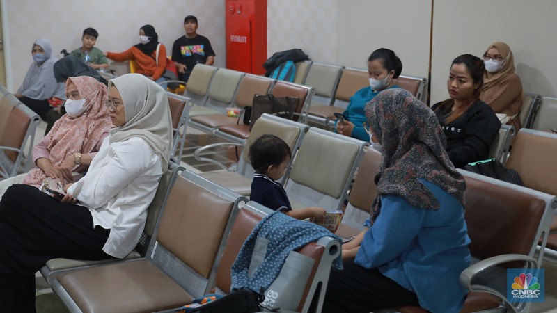 Direktur Utama RS PON Adin Nulkhasanah (ketiga kanan) saat seremonial potong tumpeng di perayaan ulang tahun RS Pusat Otak Nasional Prof. Dr. dr. Mahar Mardjono atau RS PON yang ke-9, Cawang, Jakarta, Jumat (14/7/2023). (CNBC Indonesia/Muhammad Sabki) Direktur Utama RS PON Adin Nulkhasanah (ketiga kanan) saat seremonial potong tumpeng di perayaan ulang tahun RS Pusat Otak Nasional Prof. Dr. dr. Mahar Mardjono atau RS PON yang ke-9, Cawang, Jakarta, Jumat (14/7/2023). (CNBC Indonesia/Muhammad Sabki)