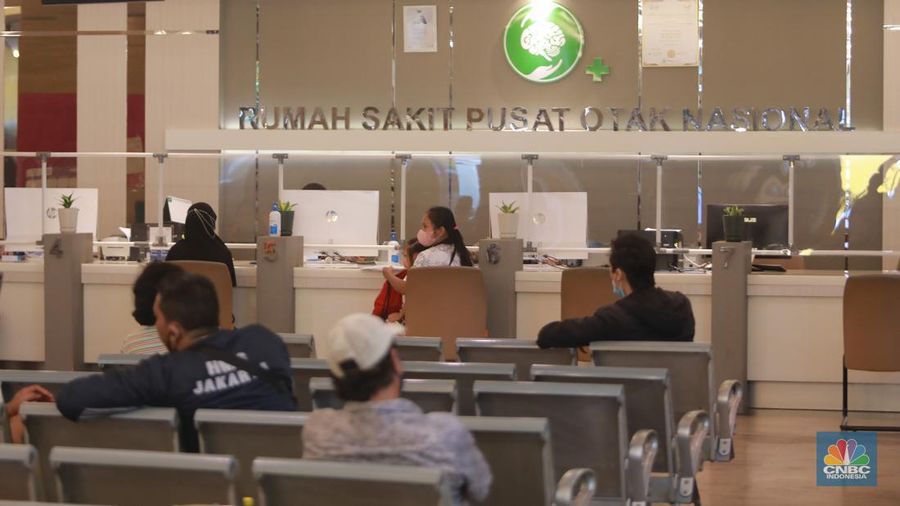 Direktur Utama RS PON Adin Nulkhasanah (ketiga kanan) saat seremonial potong tumpeng di perayaan ulang tahun RS Pusat Otak Nasional Prof. Dr. dr. Mahar Mardjono atau RS PON yang ke-9, Cawang, Jakarta, Jumat (14/7/2023). (CNBC Indonesia/Muhammad Sabki)