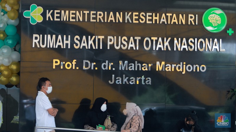 Direktur Utama RS PON Adin Nulkhasanah (ketiga kanan) saat seremonial potong tumpeng di perayaan ulang tahun RS Pusat Otak Nasional Prof. Dr. dr. Mahar Mardjono atau RS PON yang ke-9, Cawang, Jakarta, Jumat (14/7/2023). (CNBC Indonesia/Muhammad Sabki) Direktur Utama RS PON Adin Nulkhasanah (ketiga kanan) saat seremonial potong tumpeng di perayaan ulang tahun RS Pusat Otak Nasional Prof. Dr. dr. Mahar Mardjono atau RS PON yang ke-9, Cawang, Jakarta, Jumat (14/7/2023). (CNBC Indonesia/Muhammad Sabki)