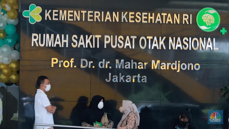 Direktur Utama RS PON Adin Nulkhasanah (ketiga kanan) saat seremonial potong tumpeng di perayaan ulang tahun RS Pusat Otak Nasional Prof. Dr. dr. Mahar Mardjono atau RS PON yang ke-9, Cawang, Jakarta, Jumat (14/7/2023). (CNBC Indonesia/Muhammad Sabki)