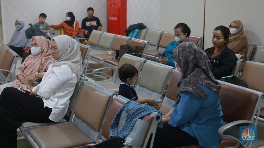 Direktur Utama RS PON Adin Nulkhasanah (ketiga kanan) saat seremonial potong tumpeng di perayaan ulang tahun RS Pusat Otak Nasional Prof. Dr. dr. Mahar Mardjono atau RS PON yang ke-9, Cawang, Jakarta, Jumat (14/7/2023). (CNBC Indonesia/Muhammad Sabki)