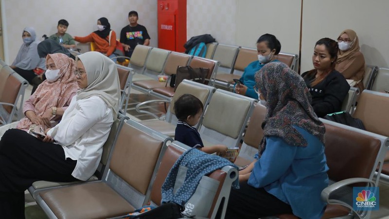 Direktur Utama RS PON Adin Nulkhasanah (ketiga kanan) saat seremonial potong tumpeng di perayaan ulang tahun RS Pusat Otak Nasional Prof. Dr. dr. Mahar Mardjono atau RS PON yang ke-9, Cawang, Jakarta, Jumat (14/7/2023). (CNBC Indonesia/Muhammad Sabki)