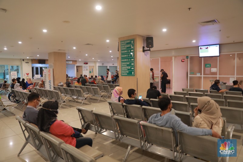 Direktur Utama RS PON Adin Nulkhasanah (ketiga kanan) saat seremonial potong tumpeng di perayaan ulang tahun RS Pusat Otak Nasional Prof. Dr. dr. Mahar Mardjono atau RS PON yang ke-9, Cawang, Jakarta, Jumat (14/7/2023). (CNBC Indonesia/Muhammad Sabki) Direktur Utama RS PON Adin Nulkhasanah (ketiga kanan) saat seremonial potong tumpeng di perayaan ulang tahun RS Pusat Otak Nasional Prof. Dr. dr. Mahar Mardjono atau RS PON yang ke-9, Cawang, Jakarta, Jumat (14/7/2023). (CNBC Indonesia/Muhammad Sabki)