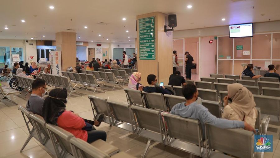 Direktur Utama RS PON Adin Nulkhasanah (ketiga kanan) saat seremonial potong tumpeng di perayaan ulang tahun RS Pusat Otak Nasional Prof. Dr. dr. Mahar Mardjono atau RS PON yang ke-9, Cawang, Jakarta, Jumat (14/7/2023). (CNBC Indonesia/Muhammad Sabki)
