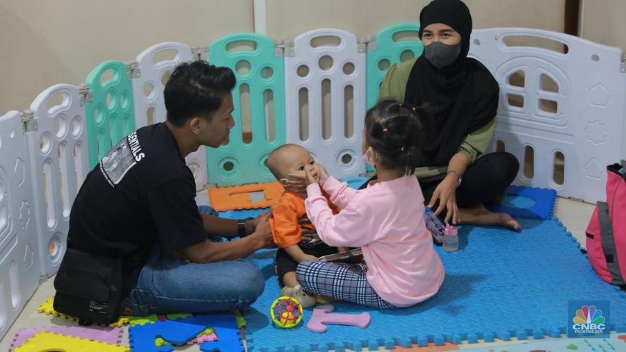 Direktur Utama RS PON Adin Nulkhasanah (ketiga kanan) saat seremonial potong tumpeng di perayaan ulang tahun RS Pusat Otak Nasional Prof. Dr. dr. Mahar Mardjono atau RS PON yang ke-9, Cawang, Jakarta, Jumat (14/7/2023). (CNBC Indonesia/Muhammad Sabki)