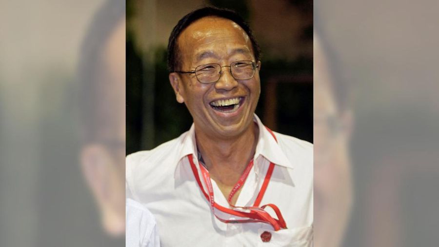 Taipan hotel dan properti Ong Beng Seng menyaksikan sesi latihan kedua Grand Prix F1 Singapura, 26 September 2008. GP Singapura pada hari Minggu akan menjadi balapan malam pertama F1, yang pertama diadakan di negara pulau itu dan yang pertama di sebuah Sirkuit jalanan Asia. (REUTERS/Bazuki Muhammad (SINGAPURA)/File Foto)