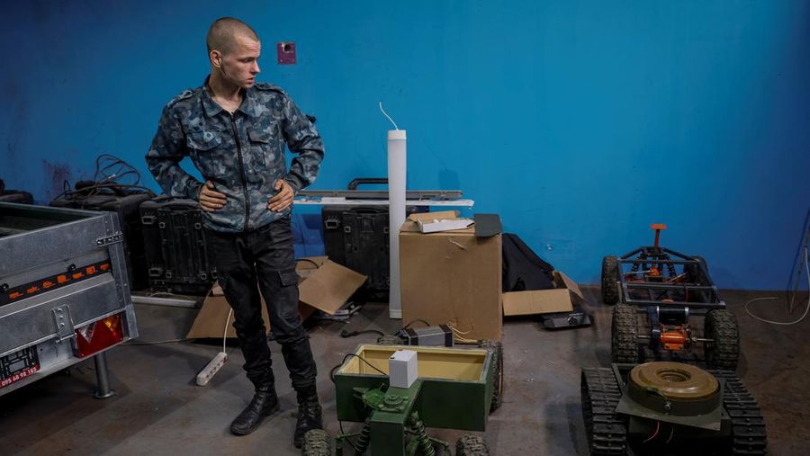 Yevhen Hnatok, insinyur muda sekaligus mantan tentara melakukan inovasi dengan membuat ranjau darat tanpa awak. (REUTERS/Alina Smutko)