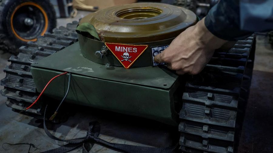 Yevhen Hnatok, insinyur muda sekaligus mantan tentara melakukan inovasi dengan membuat ranjau darat tanpa awak. (REUTERS/Alina Smutko)