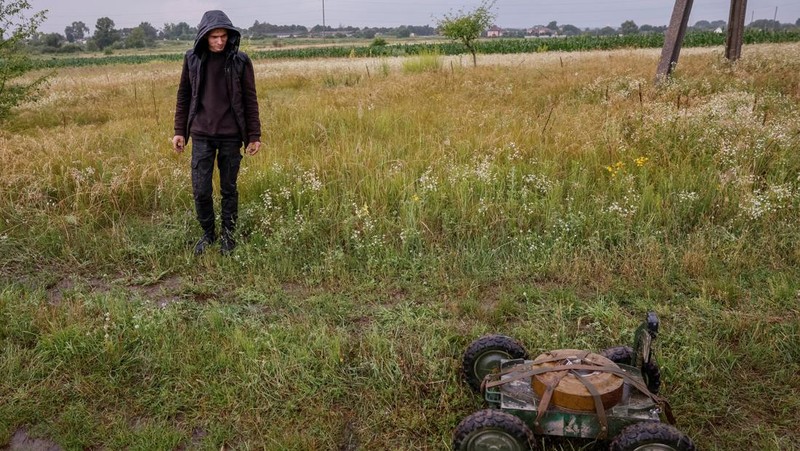 Yevhen Hnatok, insinyur muda sekaligus mantan tentara melakukan inovasi dengan membuat ranjau darat tanpa awak. (REUTERS/Alina Smutko)