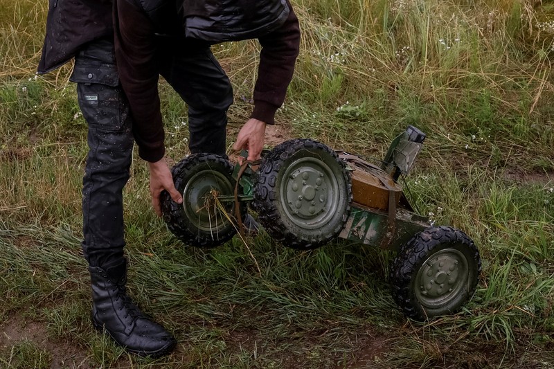 Yevhen Hnatok, insinyur muda sekaligus mantan tentara melakukan inovasi dengan membuat ranjau darat tanpa awak. (REUTERS/Alina Smutko)