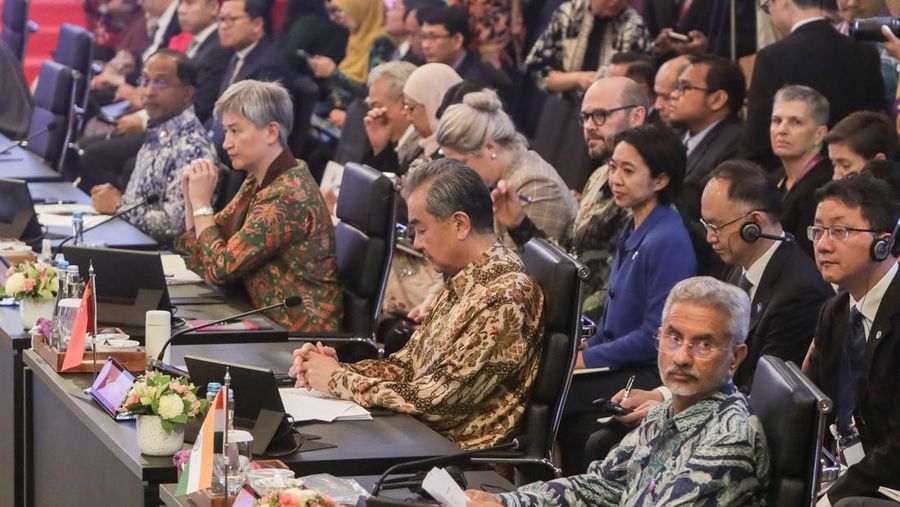 (L-R) Malaysia's Foreign Minister Zambry Abdul Kadir, Australia's Foreign Minister Penny Wong, China's Communist Party's foreign policy chief Wang Yi, India's Foreign Minister Subrahmanyam Jaishankar attend the East Asia Summit Foreign Ministers' Meeting in Jakarta, Indonesia, 14 July 2023. ADI WEDA/Pool via REUTERS